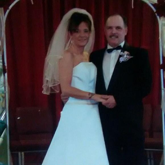 Wedding dress and veil (worn once with tags) - Picture 1 of 8